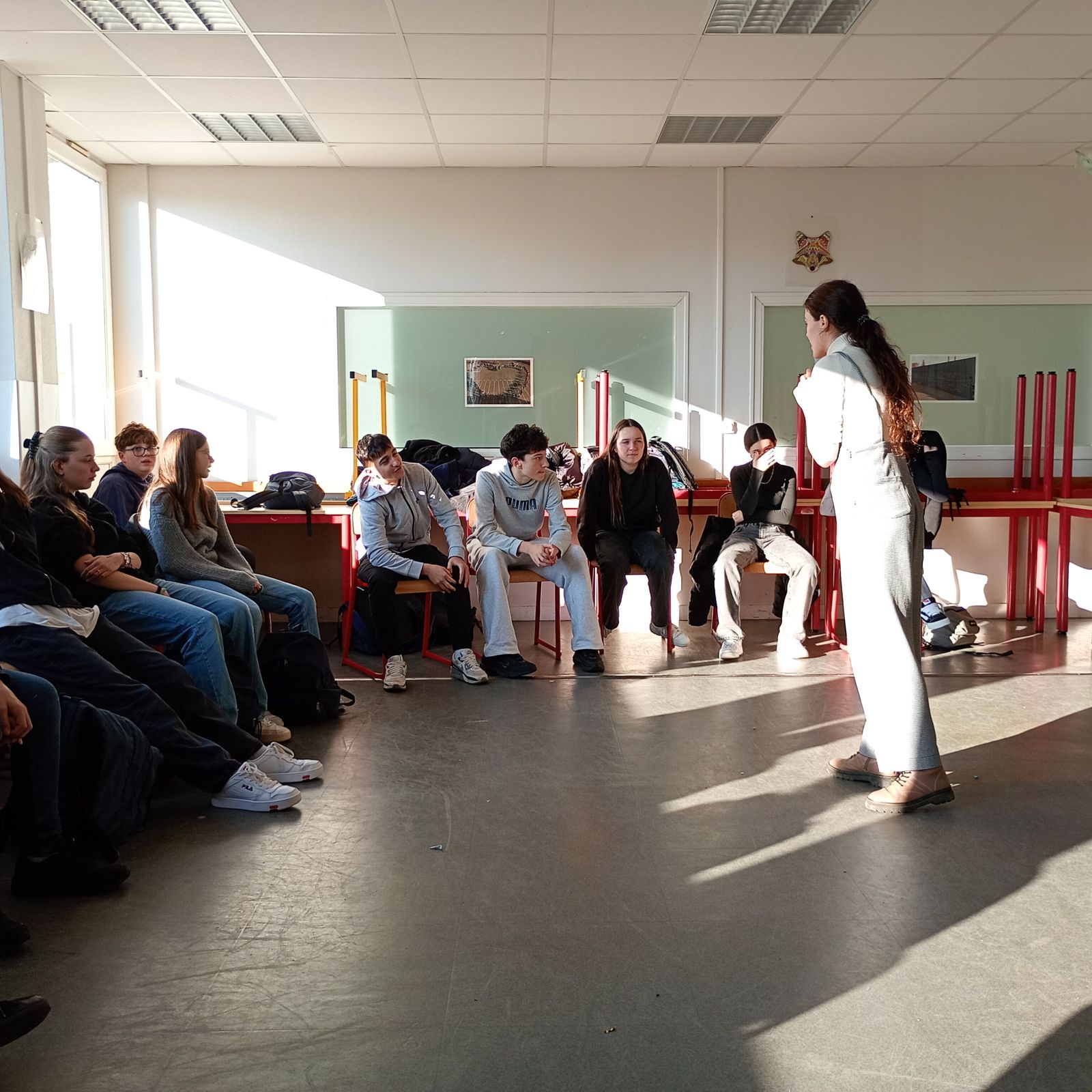 Adolescentes et adolescents réunis en cercle pendant un atelier