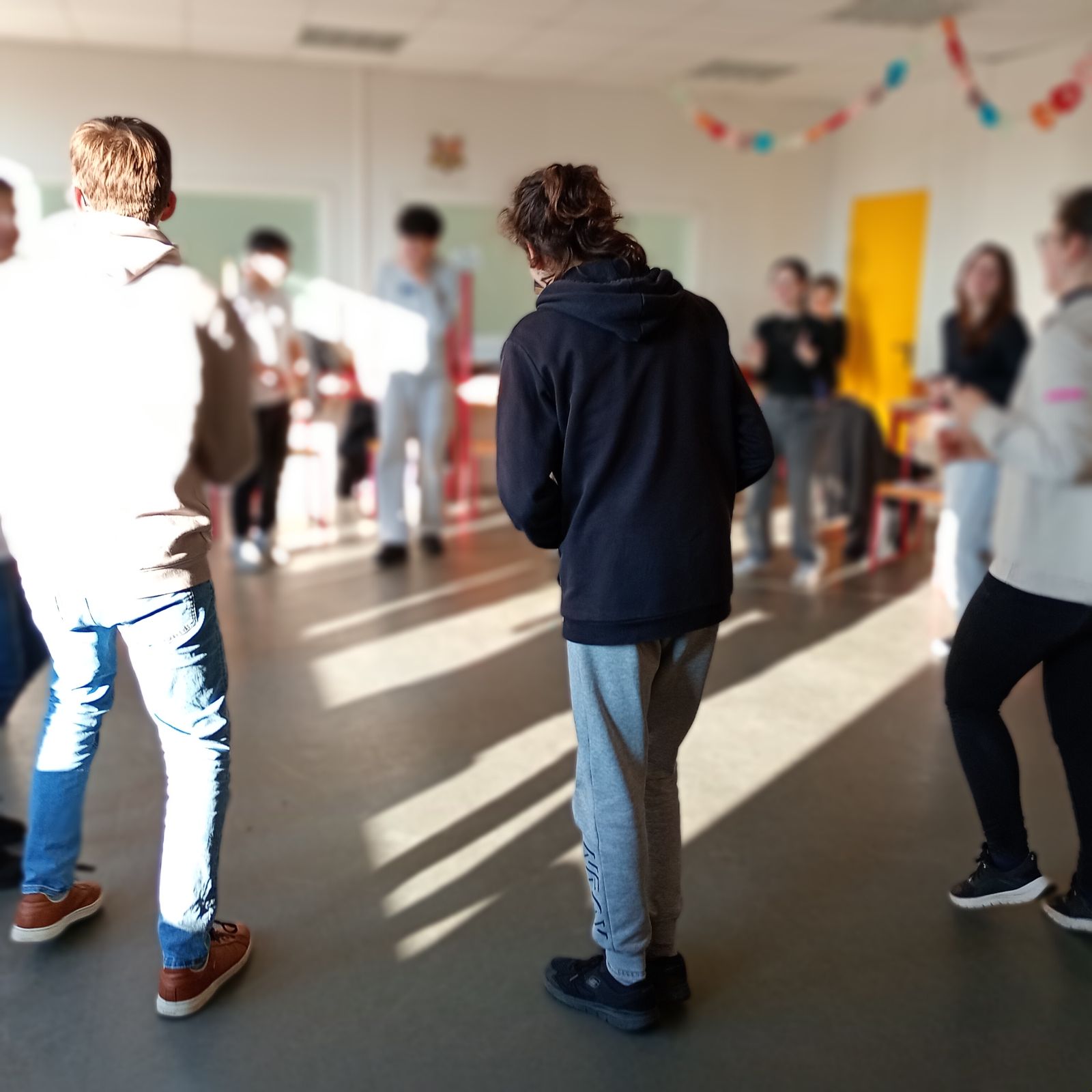 Groupe en mouvement pendant un atelier de théâtre