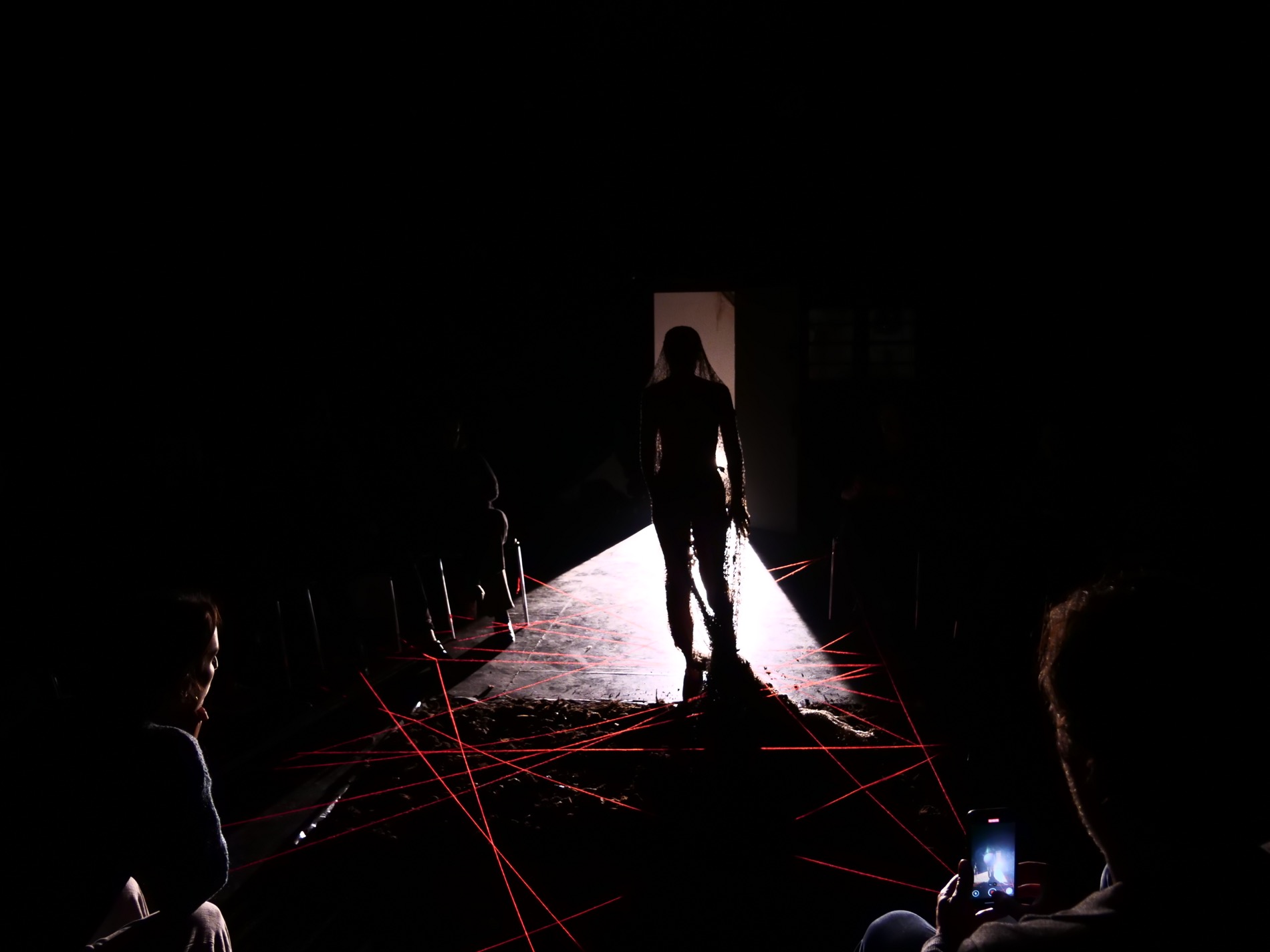 Silhouette dans l’installation de Hiérophanie