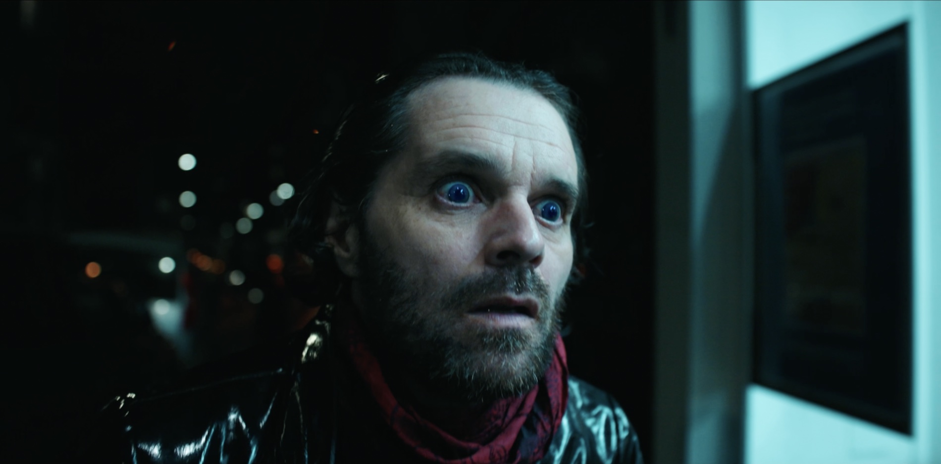 Personnage aux yeux bleus dans Le premier moi