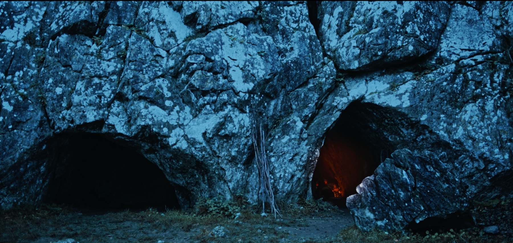 Décor rocheux du Premier moi éclairé depuis une grotte