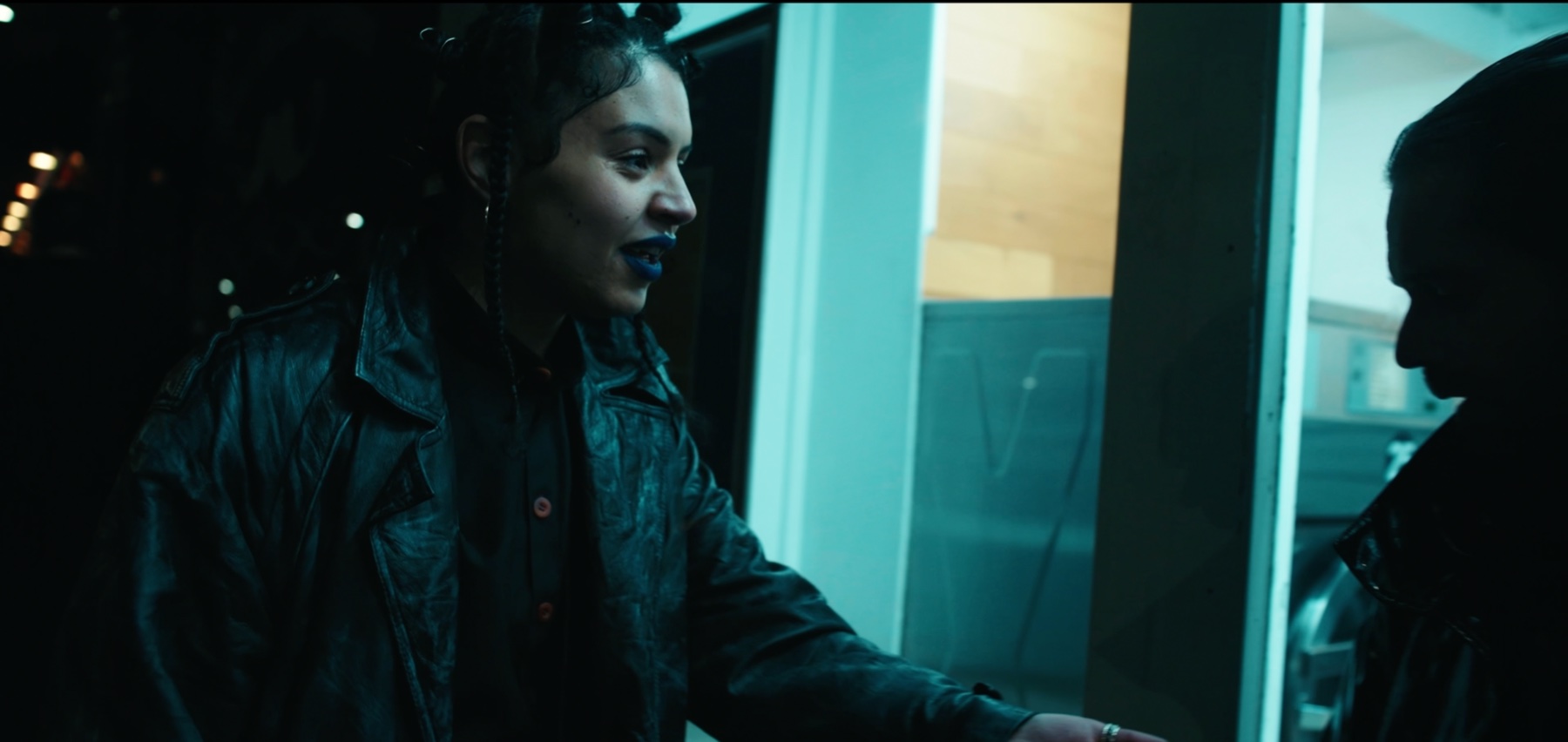 Personnage du Premier moi devant une vitrine éclairée