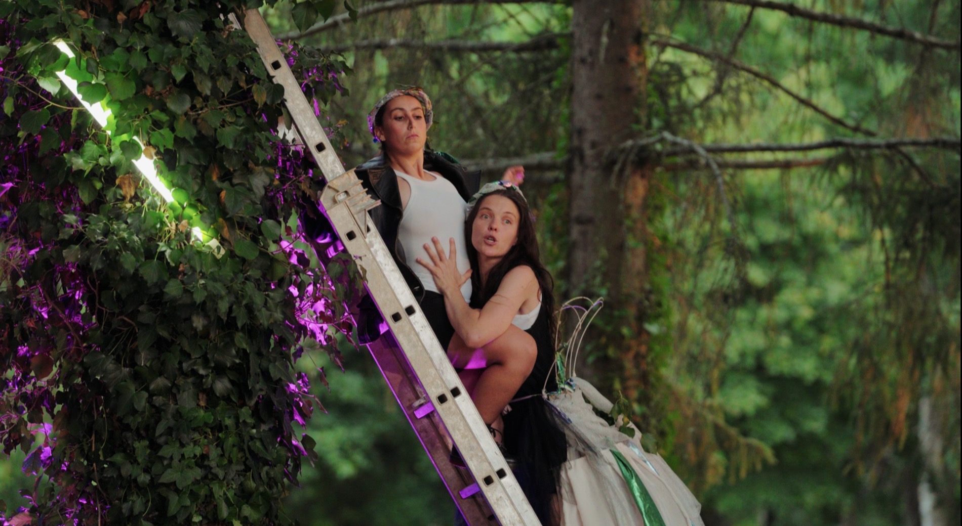 Comédiennes dans les arbres pour Le Songe d’une nuit d’été