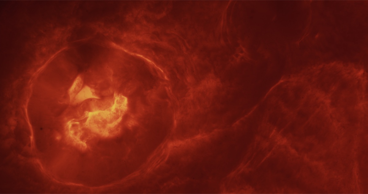 Matière solaire rouge et orangée évoquant une transmission interstellaire